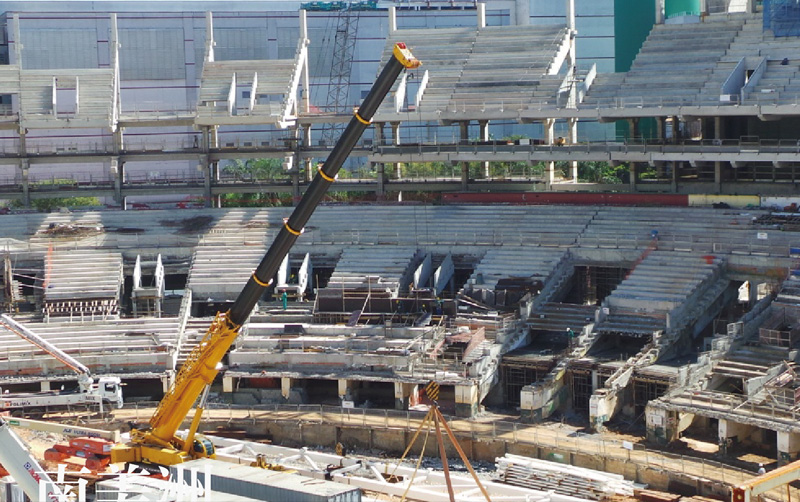 汽车起重机在巴西圣保罗加入天下杯足球场馆建设