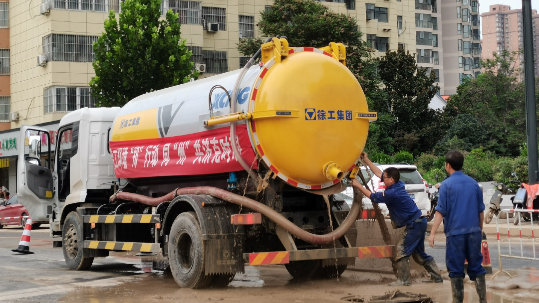 千亿国际吸污车驰援郑州特大暴雨